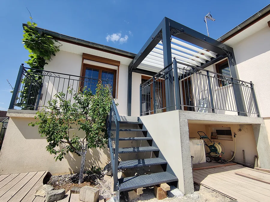Réalisation d'une pergola en fer forgé